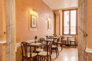 Desayuno buffet (EUR 7.50 por persona) 