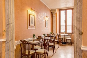 Frokostbuffé hver dag (EUR 5 per person)