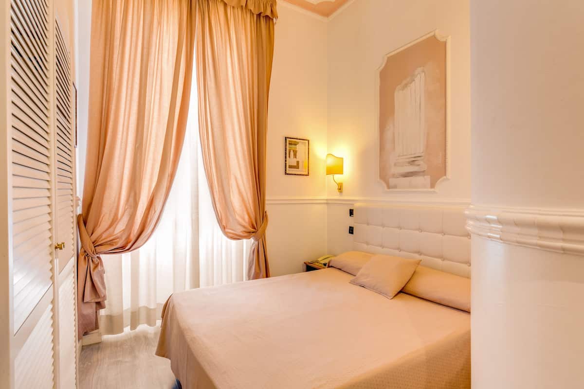 Chambre, 1 grand lit 1 place, vue ville