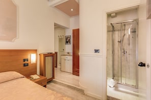 Habitación con 1 cama matrimonial o 2 individuales | Minibar, caja de seguridad en la habitación, wifi gratis y ropa de cama