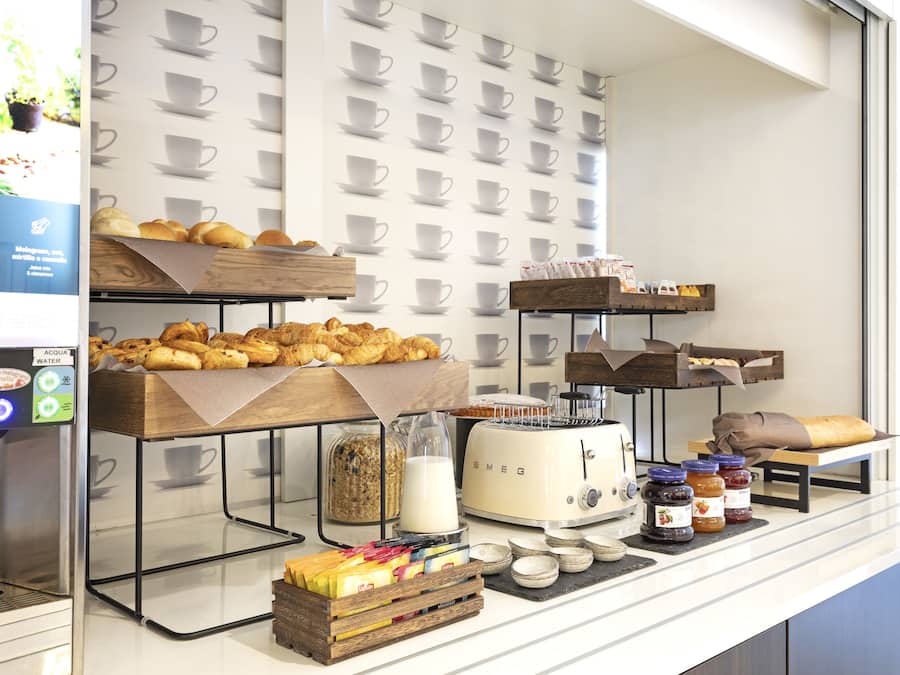 Petit déjeuner buffet (7.90 EUR par personne)