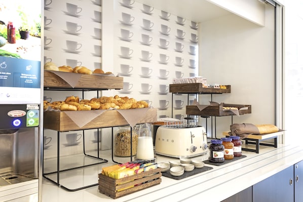 Petit déjeuner buffet (7.90 EUR par personne)