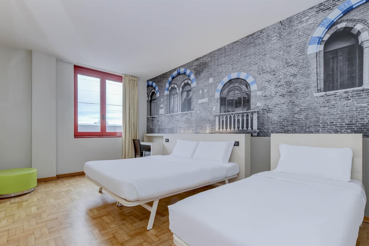 Dreibettzimmer, Nichtraucher | Allergikerbettwaren, Zimmersafe, Schreibtisch, schallisolierte Zimmer