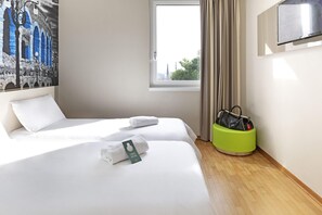 Twin Room, Non Smoking | Hypo-allergenic bedding, in-room safe, desk, soundproofing