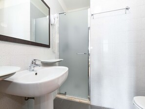 Shower, hair dryer, bidet, towels - B&B Hotel Verona (Verona)