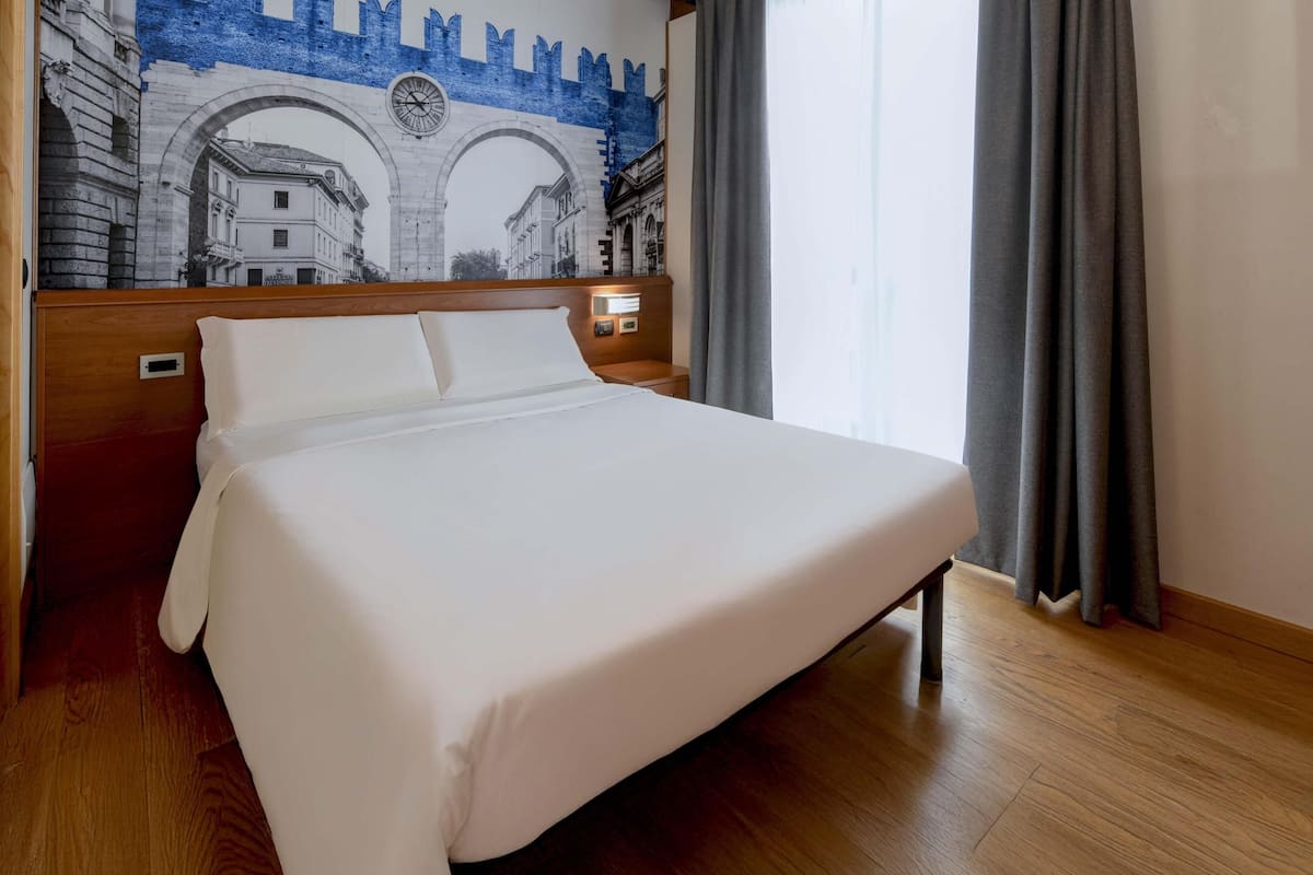 Single Room | Hypo-allergenic bedding, in-room safe, desk, soundproofing