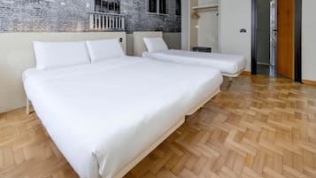 Triple Room, Non Smoking | Hypo-allergenic bedding, in-room safe, desk, soundproofing