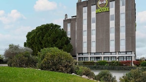 A B&B hotel with a modern design, featuring a prominent logo on the facade. - B&B Hotel Verona (Verona)