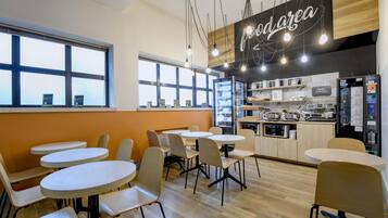 Se ofrece un desayuno bufé (7.90 EUR por persona)