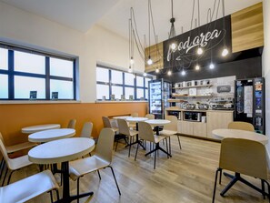 Café da manhã com buffet todos os dias (EUR 7.90 por pessoa) 