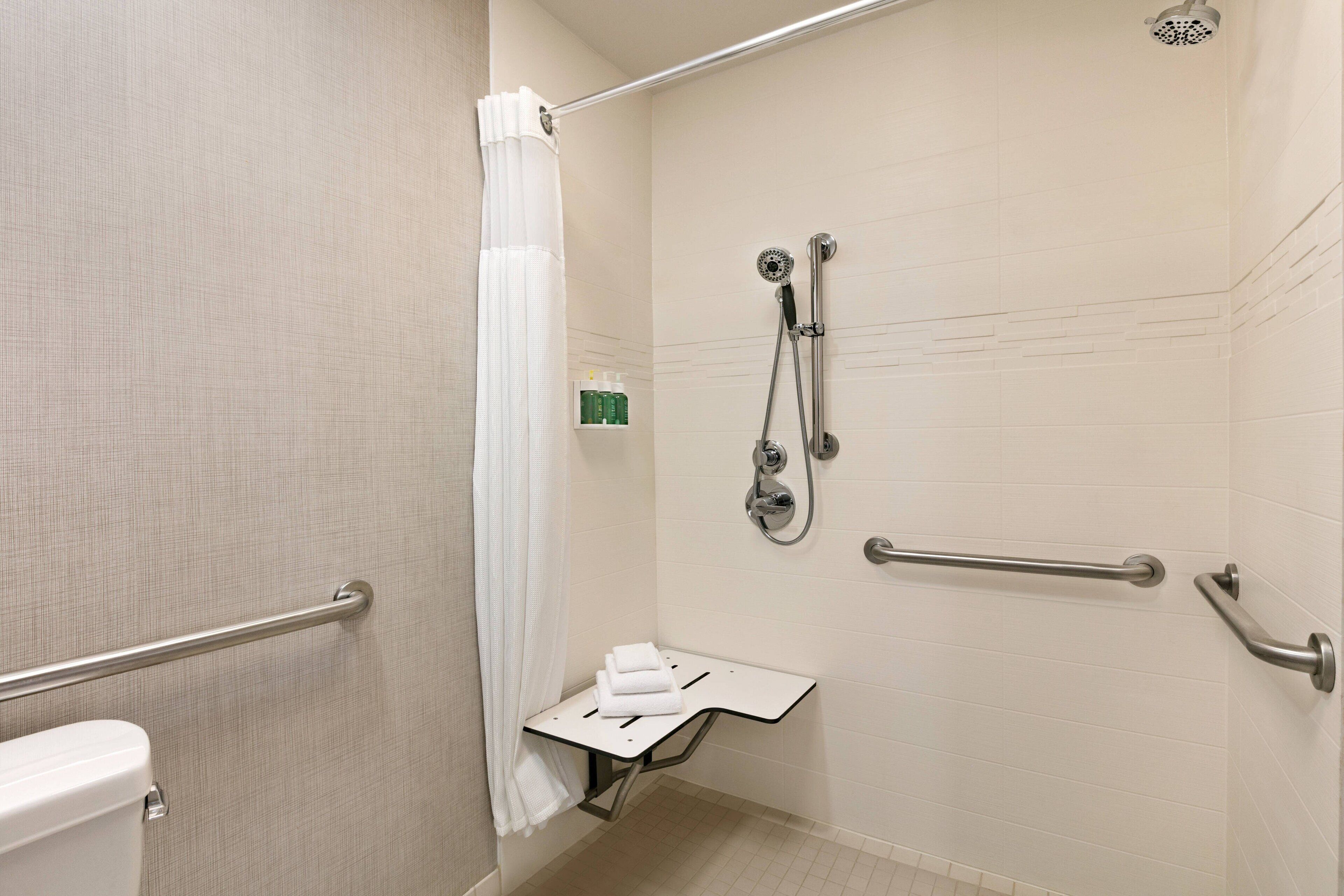 suite, 2 bedrooms (mobility/hearing access, roll-in shwr) | bathroom | free toiletries, hair dryer, towels