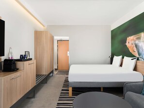 Superior tweepersoonskamer, 1 tweepersoonsbed met slaapbank | Een minibar, een kluis op de kamer, een bureau, verduisterende gordijnen