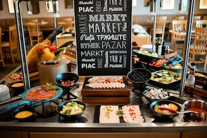 Petit déjeuner buffet (5000 HUF par personne)