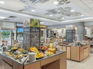 Desayuno buffet todos los días (HUF 5000 por persona) 