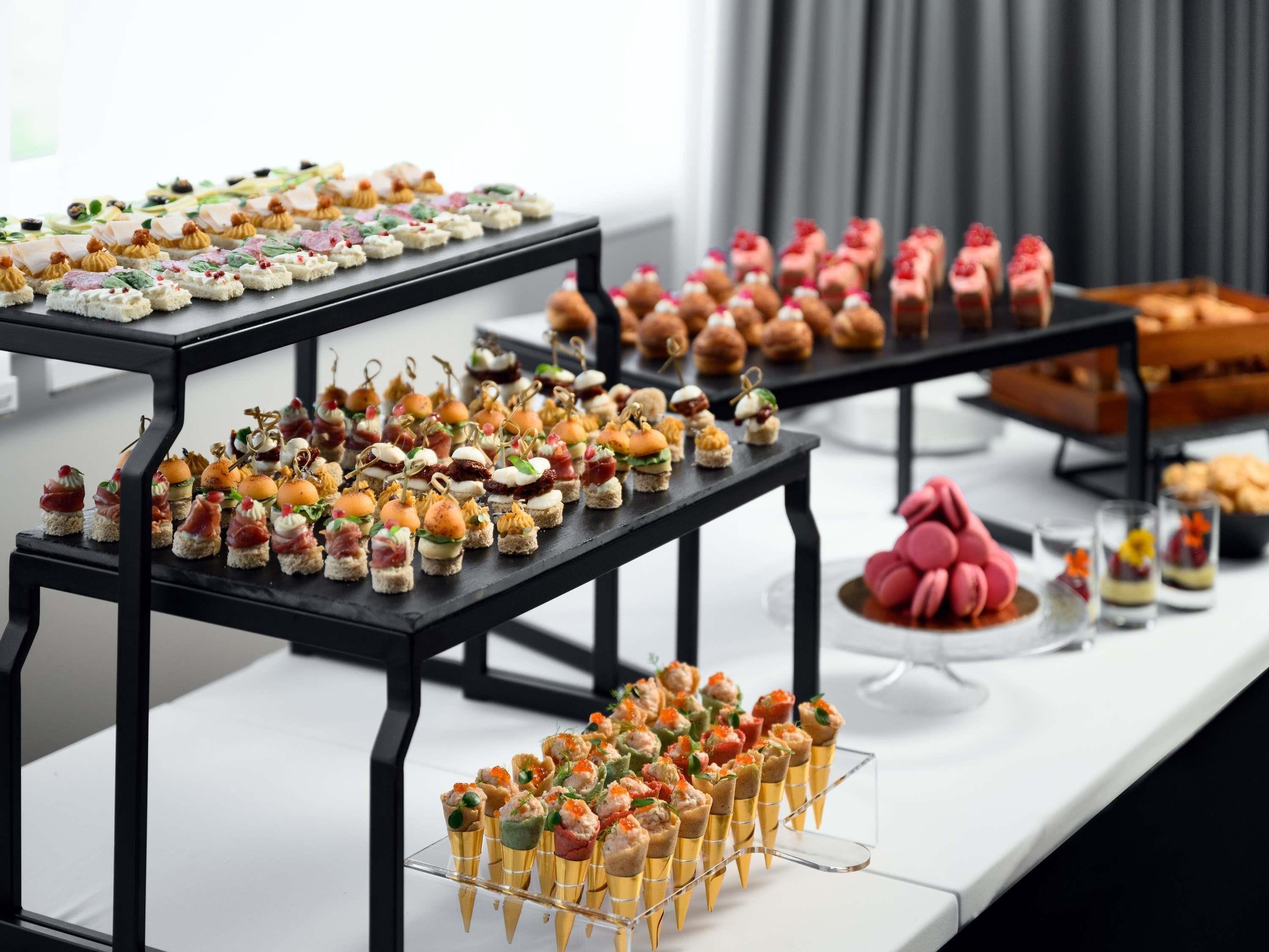 Una mesa de buffet con diferentes alimentos dispuestos en varios platos.