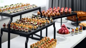 Una mesa de buffet con diferentes alimentos dispuestos en varios platos.
