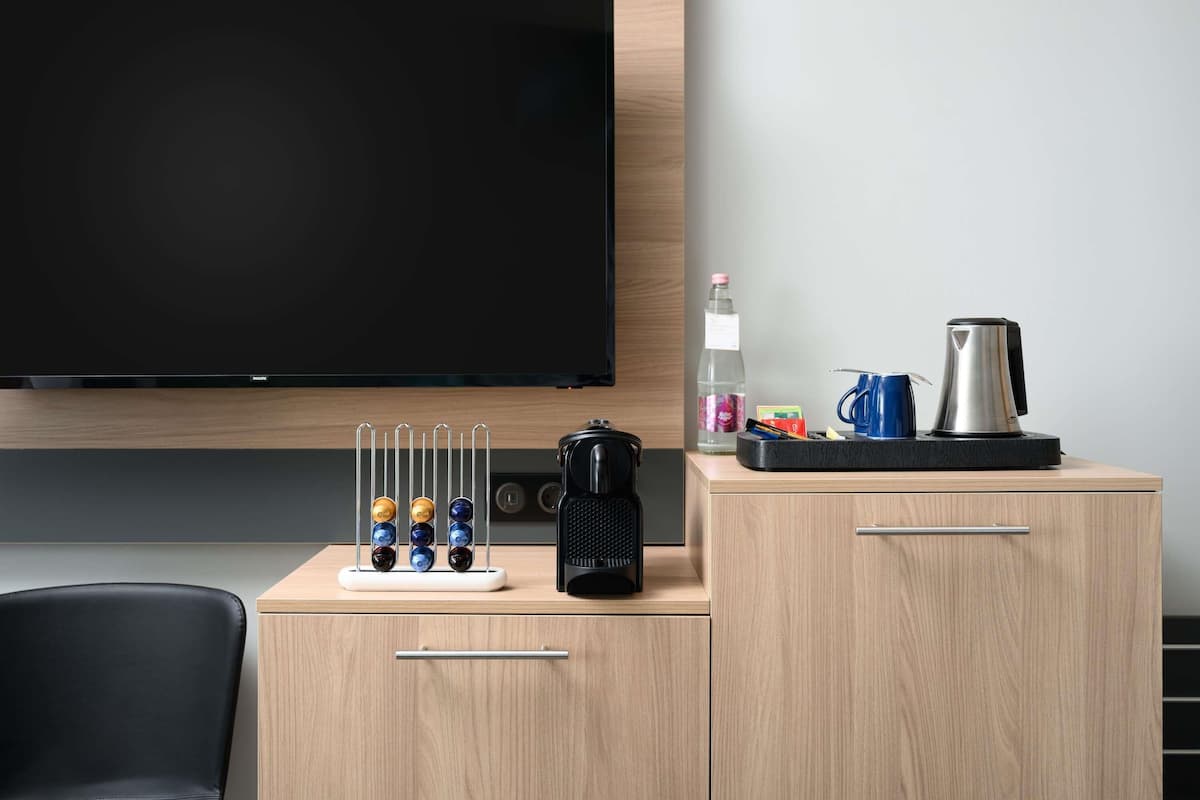 Minibar, caixa forta a l'habitació, escriptori i cortines opaques
