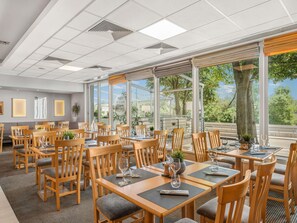Serveert ontbijt, lunch en diner