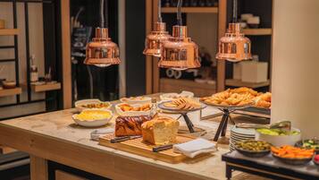 فطور أوروبي يوميًا بتكلفة قدرها (23 EUR للشخص)