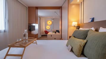 สตูดิโอ, เตียงควีนไซส์ 1 เตียง | ตู้นิรภัยในห้องพัก, โต๊ะทำงาน, พื้นที่ทำงานแบบใช้แล็ปท็อป, ผ้าม่านกันแสง