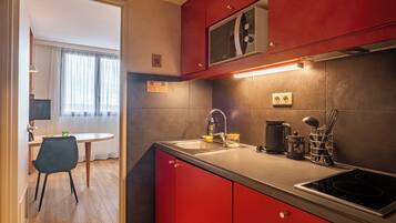 Estúdio, 1 cama Queen | Cozinha privada | Geladeira, micro-ondas, cooktop, lava-louças