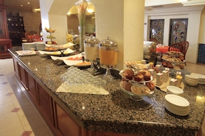 Se sirven desayunos, comidas, cenas y cocina internacional