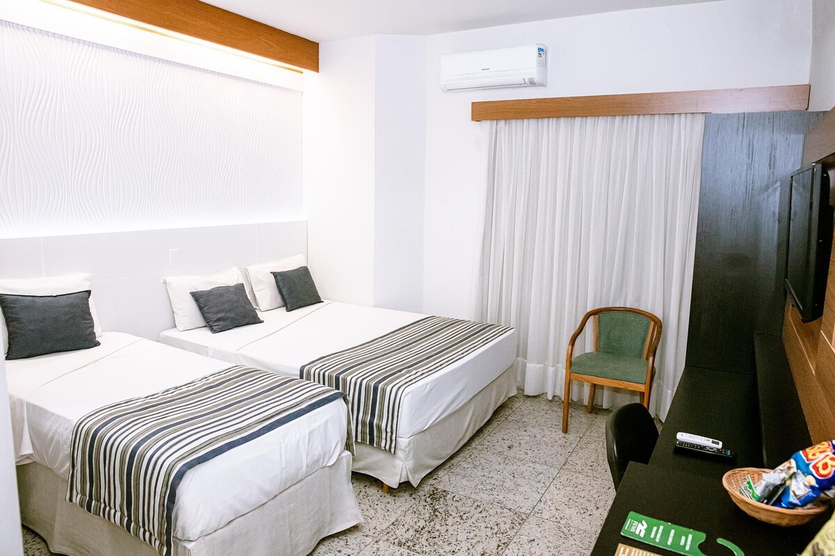 Minibar y espacio para trabajar con un portátil