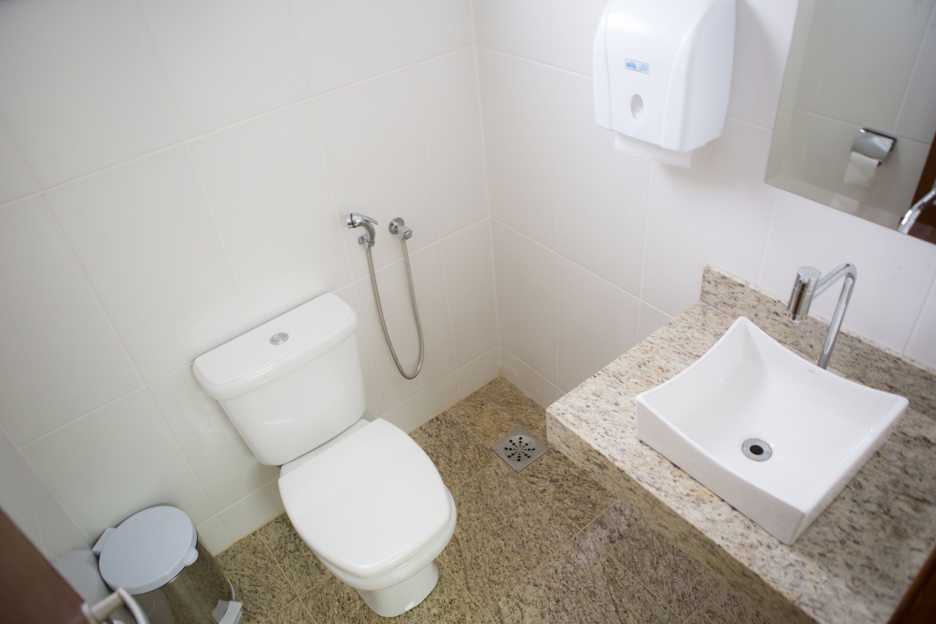 Ein Badezimmer mit Toilette, Waschbecken und Dusche.