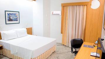 Quarto casal standard | Frigobar, espaço de trabalho para notebook, quartos à prova de som