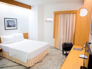 Quarto casal standard | Frigobar, espaço de trabalho para notebook, quartos à prova de som