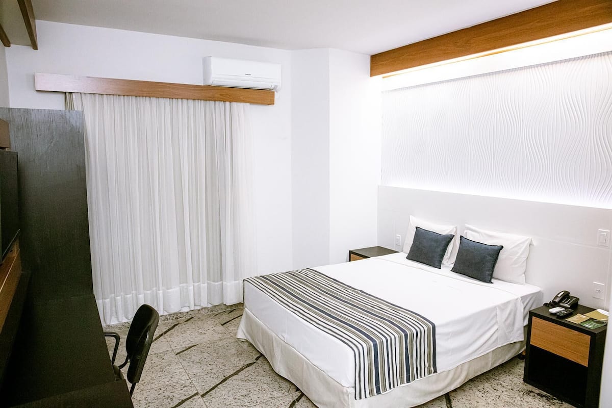 Minibar, laptop workspace, soundproofing, WiFi (free)
