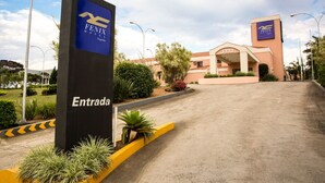 Entrada de un hotel con un letrero que dice "FENIX HOTEL" y "Entrada".