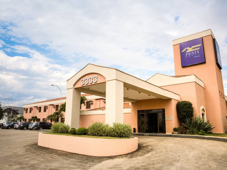 Entrada de un hotel con un cartel grande que muestra el número 3333 y el nombre 'FENIX HOTEL'.