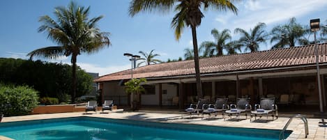 Piscine extérieure, chaises longues