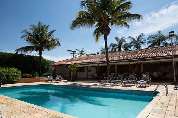 Piscina externa, funciona das 8h às 21h, espreguiçadeiras