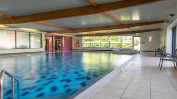 Una piscina cubierta