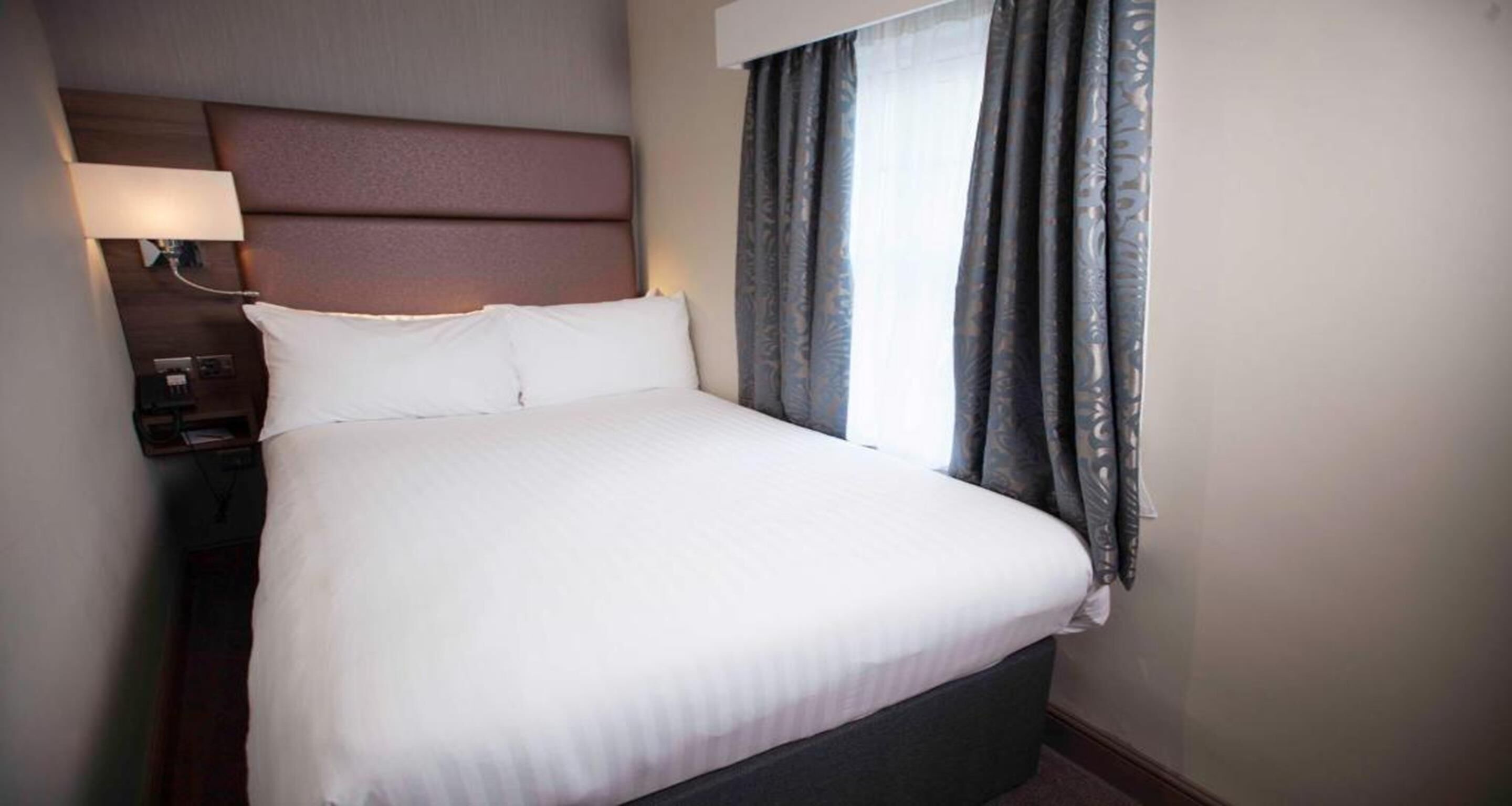 Executive Room, 1 Twin Bed, Non Smoking | Desk, laptop workspace, iron/ironing board, free WiFi