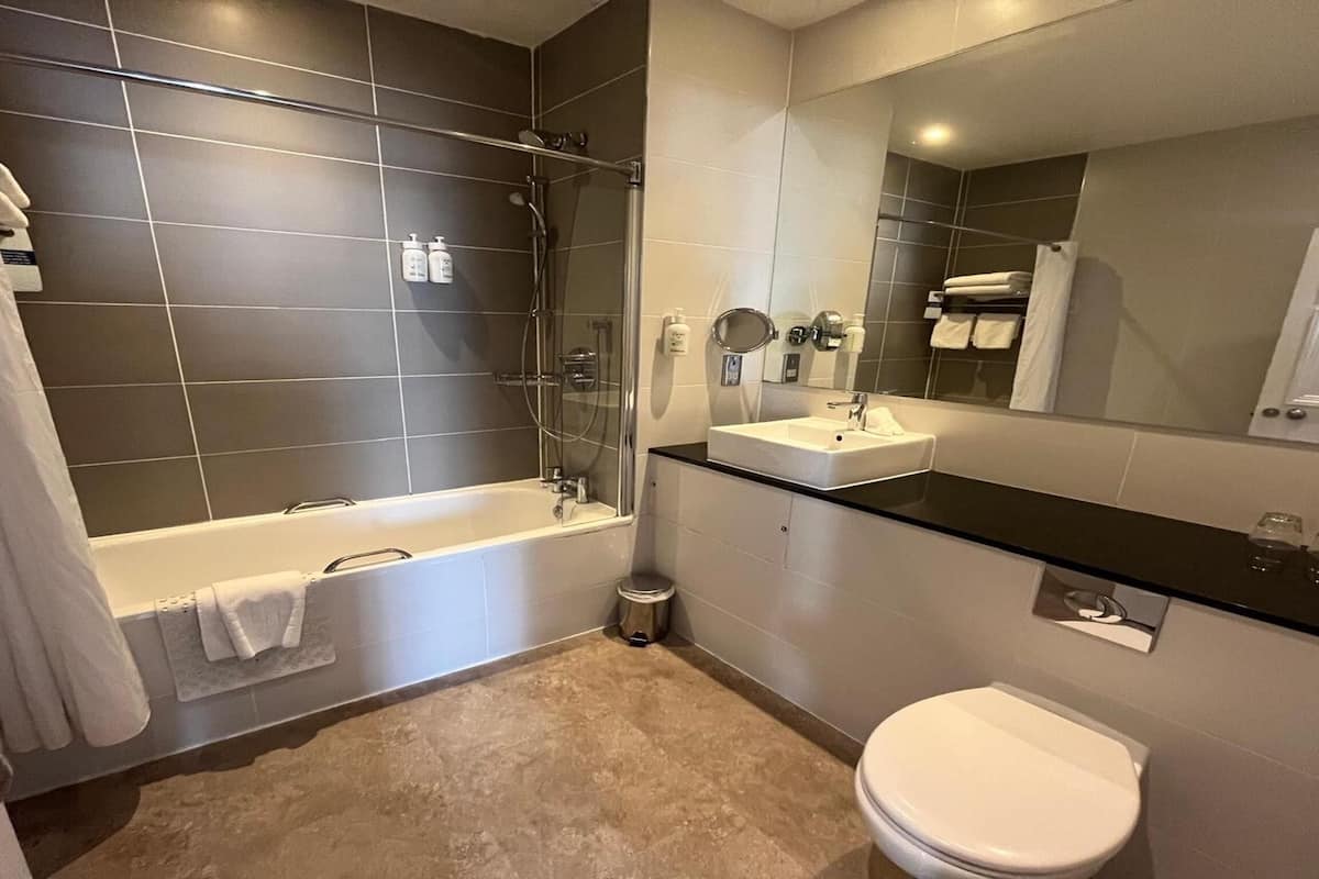 combined shower/bathtub, eco-friendly toiletries, hair dryer, towels