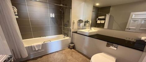 Un baño moderno con bañera, inodoro y lavamanos.