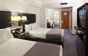 Habitación estándar, 2 camas dobles | Ropa de cama de alta calidad, minibar, caja fuerte y escritorio