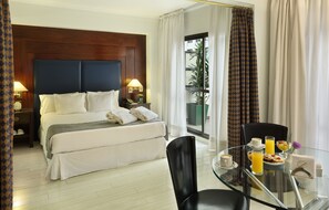 Executive Suite | Premium bedding, minibar, in-room safe, desk