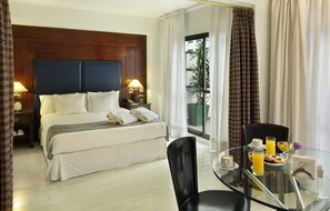 Executive Suite | Minibar, in-room safe, desk, iron/ironing board