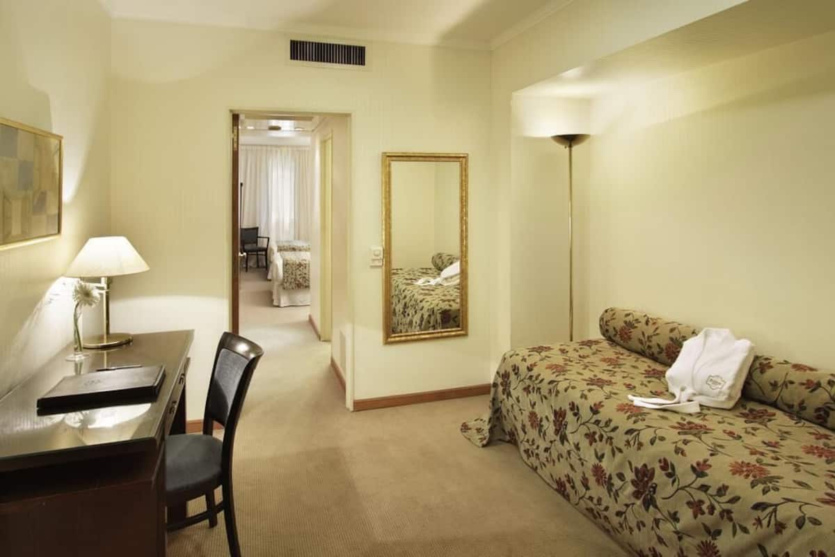 Ropa de cama de alta calidad, minibar, caja fuerte y escritorio