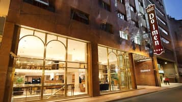 Fachada de la propiedad por la tarde o noche