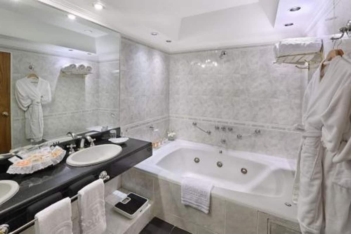 Suite ejecutiva | Baño | Artículos de higiene personal gratuitos, secador de pelo, bidé y toallas