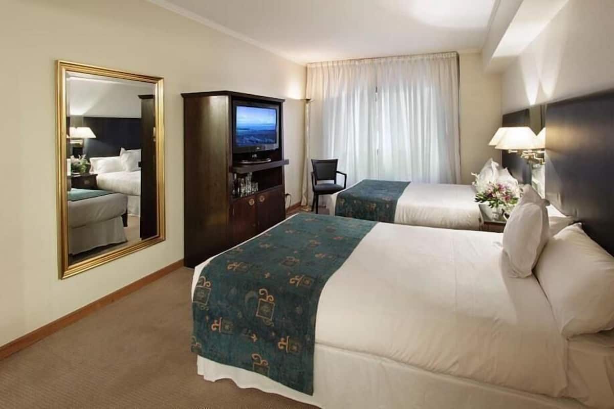 Ropa de cama de alta calidad, minibar, caja fuerte y escritorio