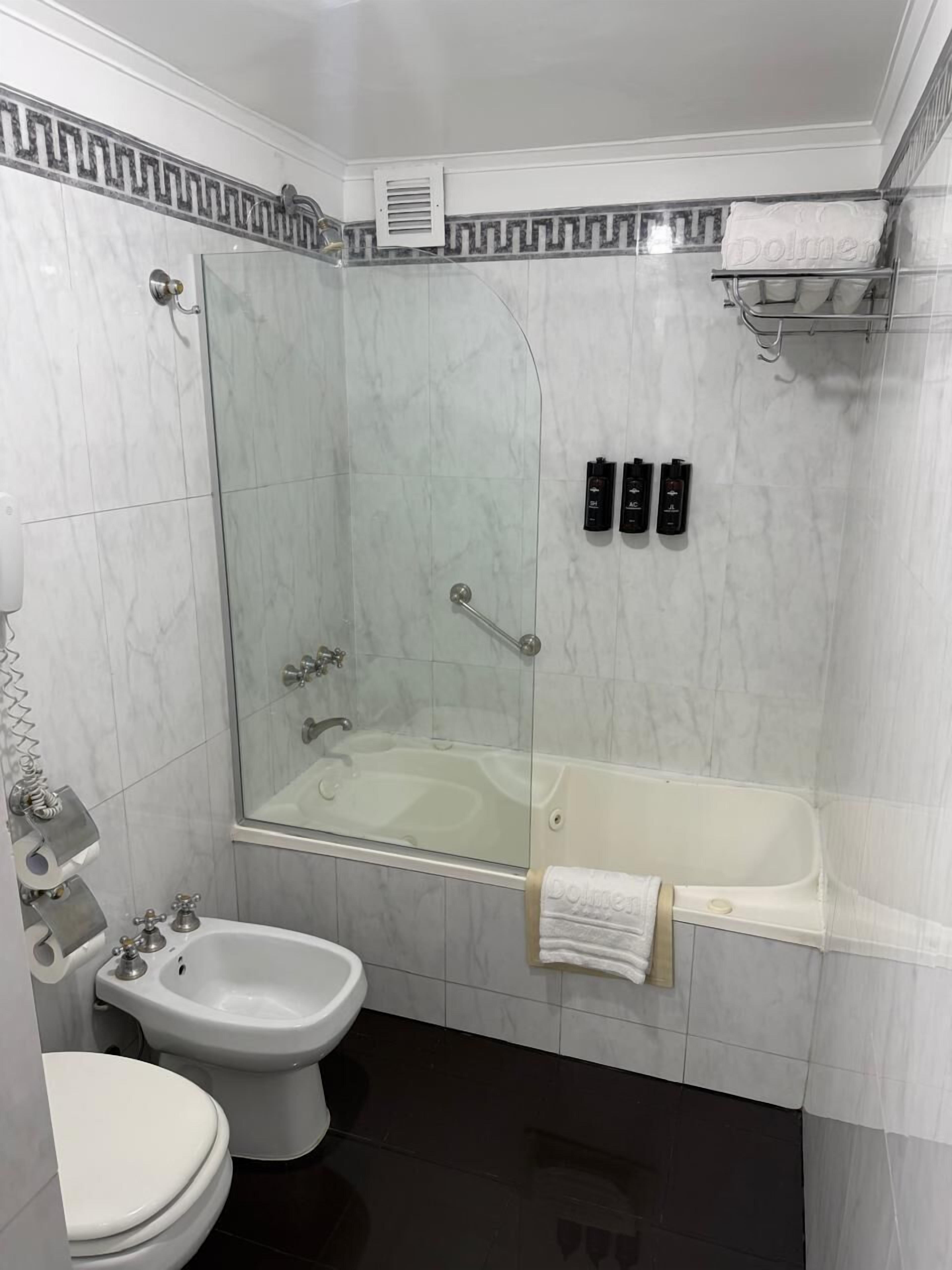 Artículos de higiene personal gratuitos, secador de pelo, bidé y toallas