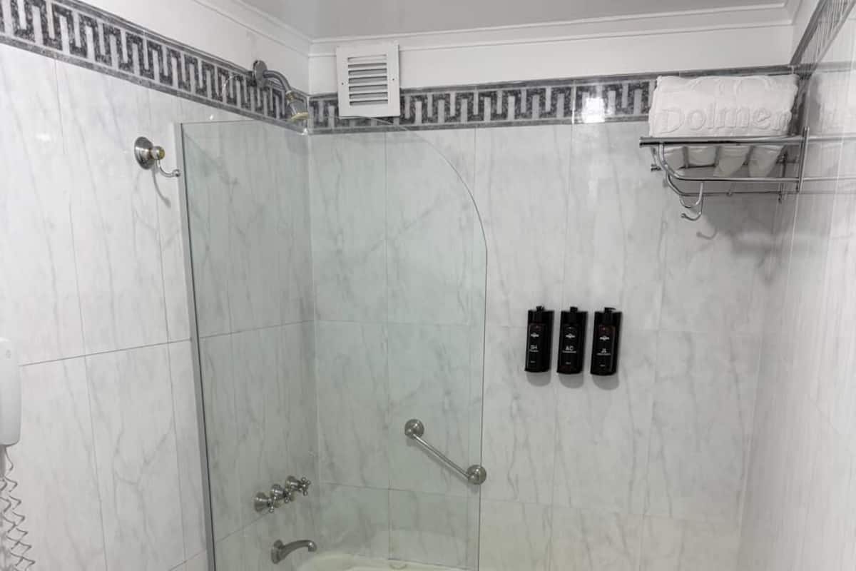 Artículos de higiene personal gratuitos, secador de pelo, bidé y toallas