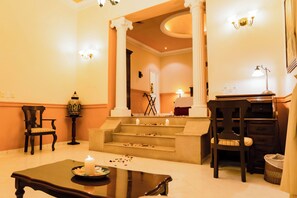 Master Suite with One King Bed & Spa Bath - Garden View | Zimmersafe, individuell dekoriert, individuell eingerichtet