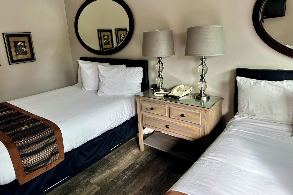 2 Double Beds, Kitchen, Accessible | Iron/ironing board, WiFi (free), bed sheets